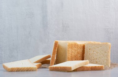 Taş zeminde ev yapımı tost dilimleri. Yüksek kalite fotoğraf