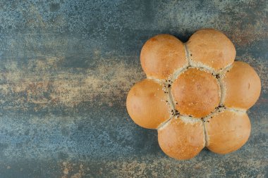 Mermer zemin üzerinde taze beyaz ekmek. Yüksek kalite fotoğraf