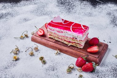 Tahta tahtada kurumuş papatyalarla çilekli pasta. Yüksek kalite fotoğraf