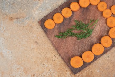 Tahtada havuç dilimleri ve dereotu. Yüksek kalite fotoğraf