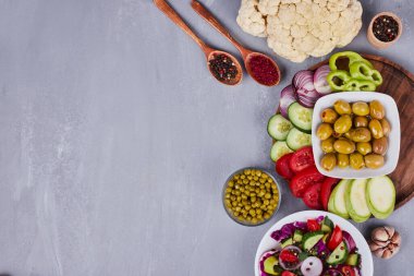 Dilimlenmiş ve doğranmış yiyeceklerle birlikte sebze salatası ve diğer atıştırmalıklar. Yüksek kalite fotoğraf