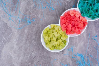 Renkli soslu kırmızı ve yeşil pastalar. Yüksek kalite fotoğraf