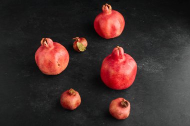 Küçük ve büyük şekillerde kırmızı narlar. Yüksek kalite fotoğraf