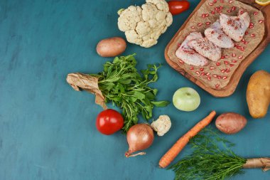 Tahta tabakta sebzeli tavuk kanadı. Yüksek kalite fotoğraf