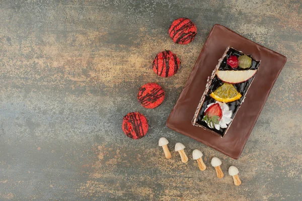 大理石の背景に赤いキャンディーとおいしいケーキ 高品質の写真 — ストック写真