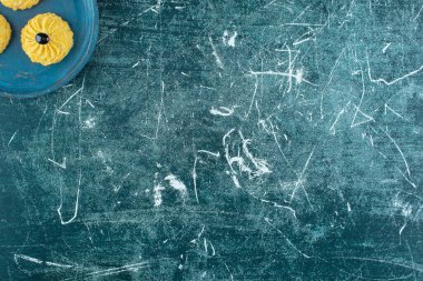 Mavi arka planda, tahta tabakta çikolatalı kurabiye. Yüksek kalite fotoğraf