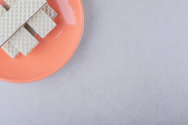 Tabakta gevrek gofretler, mermer arka planda. Yüksek kalite fotoğraf