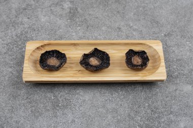 Tahtada taze pişmiş organik mantarlar. Yüksek kalite fotoğraf