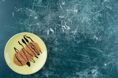 Mavi arka planda, tabakta ev yapımı waffle. Yüksek kalite fotoğraf