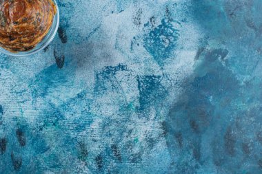 Cam kaidede, mermer zeminde lezzetli kurabiyeler. Yüksek kalite fotoğraf