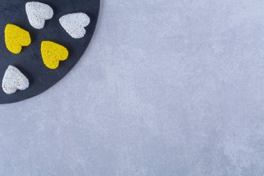 Şekerli şeker dolu siyah tahta bir tahta parçası. Yüksek kalite fotoğraf