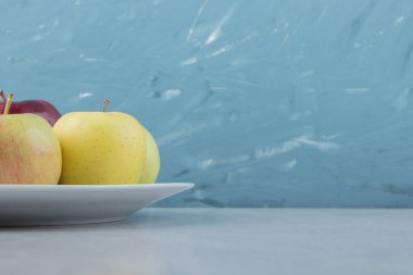 Beyaz tabakta bir sürü taze elma. Yüksek kalite fotoğraf