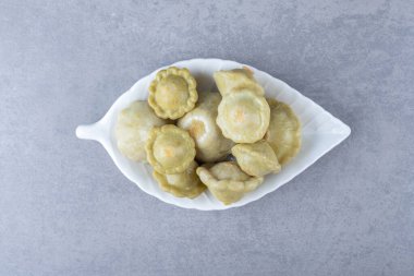 Mermer arka planda, kasede mini kabak turşusu. Yüksek kalite fotoğraf