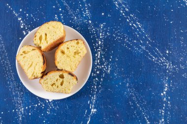 Beyaz tabağa konmuş taze dilimlenmiş kekler. Yüksek kalite fotoğraf