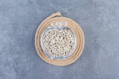 Mermer zemin üzerinde cam bir kasede ayçekirdeği kabuğu soyulmuş. Yüksek kalite fotoğraf