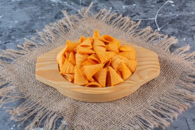 Patates konisi parçaları ahşap tabakta mermer arka planda. Yüksek kalite fotoğraf