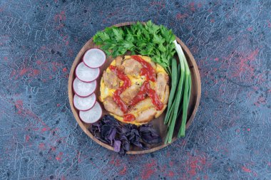 Et ve sebzeli lezzetli tost tahtası. Yüksek kalite fotoğraf