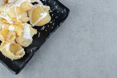 Yoğurtlu deniz kabuğu makarnası. Yüksek kalite fotoğraf