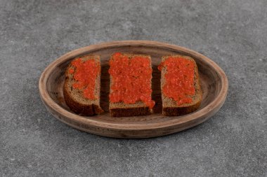 Tahta tabakta çavdar ekmeği ile taze kırmızı havyar. Yüksek kalite fotoğraf