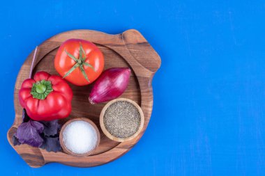 Taze domates, soğan ve tahta tahtada kırmızı dolma biber. Yüksek kalite fotoğraf