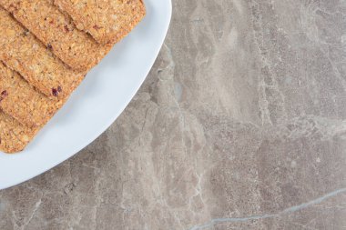 Ekmek kırıntıları ve şekerler bir tabakta, mermer arka planda. Yüksek kalite fotoğraf