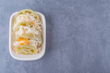 Yeşil domates dilimli lahana turşusu yığını. Yüksek kalite fotoğraf