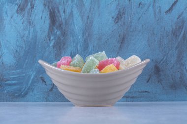 Renkli meyve şekerli marmelatlarla dolu derin bir tabak. Yüksek kalite fotoğraf