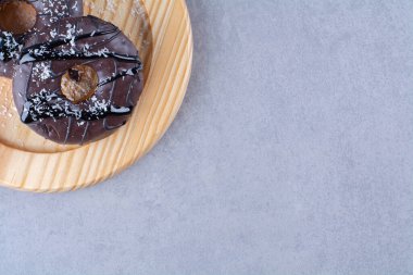 Tahta bir tabak lezzetli çikolatalı donut ve serpiştirilmiş. Yüksek kalite fotoğraf