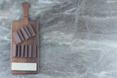 Tahta kesme tahtasına bir yığın gofret. Yüksek kalite fotoğraf