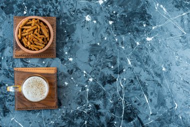 Ekmek kırıntıları ve bira tahtada, mermer zeminde. Yüksek kalite fotoğraf