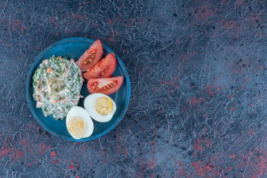 Haşlanmış yumurta, salata ve dilimlenmiş domates. Yüksek kalite fotoğraf