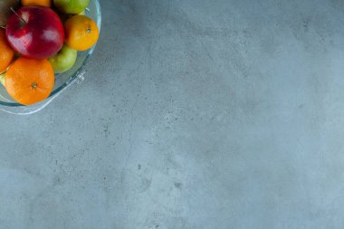 Bir kase çeşitli meyve, mermer arka planda. Yüksek kalite fotoğraf