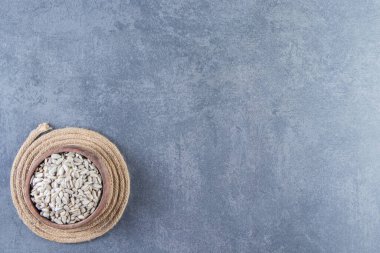 Mermer arka plandaki bir kasede ayçekirdeği kabuğu soyulmuş. Yüksek kalite fotoğraf