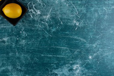 İki kase olgun limon, yapraklı, mermer arka planda. Yüksek kalite fotoğraf