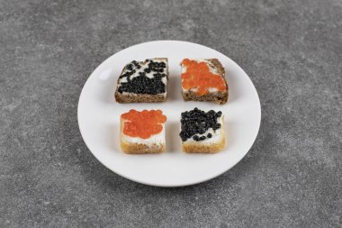 Kırmızı ve siyah havyarlı küçük bir sandviç. Yüksek kalite fotoğraf