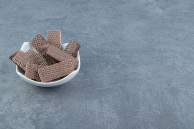 Beyaz kasede çıtır çikolatalı waffle. Yüksek kalite fotoğraf