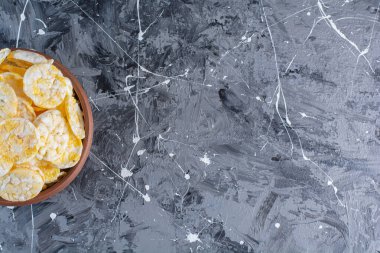 Tahta tabakta patates cipsi, mermer arka planda. Yüksek kalite fotoğraf