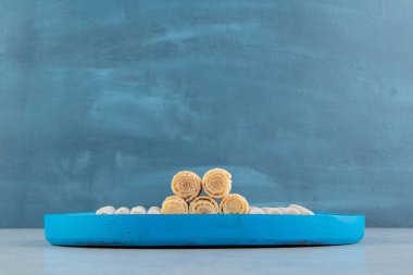 Kabuklu gözlemelerle dolu mavi ahşap bir tahta. Yüksek kalite fotoğraf