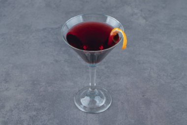 Nar suyu ve bir dilim limonlu kokteyl bardağı. Yüksek kalite fotoğraf