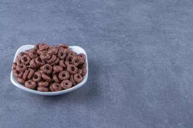 Mısır halkaları mermer arka planda bir kasede. Yüksek kalite fotoğraf