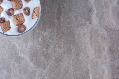 Lezzetli mısır gevreğiyle dolu sağlıklı yoğurt dolu bir cam kase. Yüksek kalite fotoğraf