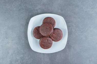 Beyaz tabakta lezzetli çikolatalı bisküviler. Yüksek kalite fotoğraf