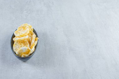 Taştan arka planda bir kase çıtır pirinç keki. Yüksek kalite fotoğraf