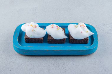 Renkli ve kremalı mavi bir tabak çikolatalı bisküvi. Yüksek kalite fotoğraf