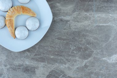 Beyaz tabakta kurabiyeli kruvasan. Yüksek kalite fotoğraf