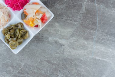 Mayalanmış lahana manzarası. Lahana turşusu ve biber. Yüksek kalite fotoğraf