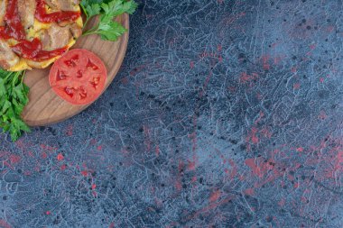 Et ve sebzeli lezzetli bir omlet tahtası. Yüksek kalite fotoğraf