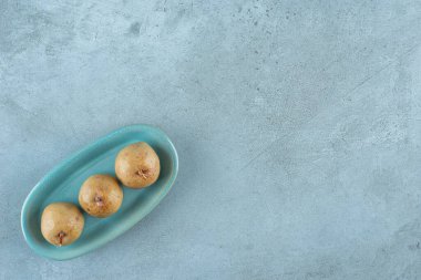 Mermer zemin üzerinde, bir tabakta mayalanmış elma. Yüksek kalite fotoğraf