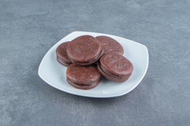 Beyaz tabakta lezzetli çikolatalı bisküviler. Yüksek kalite fotoğraf