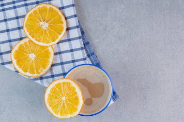 Taş zeminde lezzetli sıcak kahve ve dilimlenmiş portakallar. Yüksek kalite fotoğraf